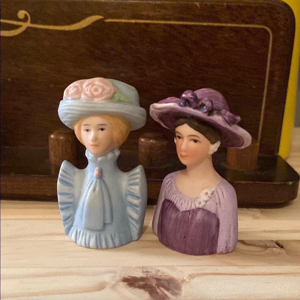 Vintage Style Figurine Wall Decor - Picture 5 of 7